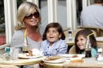 Amsterdam 17 augustus 2011
Connie Breukhoven met kleinkinderen op terras.
Peter Smulders bv