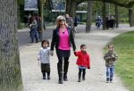 Amsterdam 17 september 2011
Connie Breukhoven met al haar 4 kleinkinderen in het vondelpark.
Peter Smulders bv