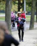 Amsterdam 17 september 2011
Connie Breukhoven met al haar 4 kleinkinderen in het vondelpark.
Peter Smulders bv