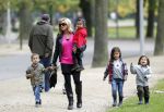 Amsterdam 17 september 2011
Connie Breukhoven met al haar 4 kleinkinderen in het vondelpark.
Peter Smulders bv
