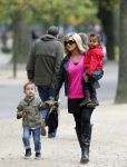 Amsterdam 17 september 2011
Connie Breukhoven met al haar 4 kleinkinderen in het vondelpark.
Peter Smulders bv