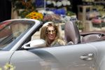Amsterdam 25 augustus 2011
Danielle Overgaag doet boodschappen op de cornelis schuytstraat met haar porsche 911 cabrio.
Peter Smulders bv