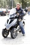 Amsterdam 16 september 2011
Edwin Smulders op zijn Piaggio MP3.
Op deze scooter/motor mag je zonder motor rijbewijs rijden.
Peter Smulders bv
