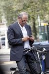Amsterdam 22 augustus 2011
Job Cohen leest zijn mail op zijn mobiel tijdens fiestocht door de stad.
Peter Smulders bv