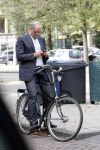 Amsterdam 22 augustus 2011
Job Cohen leest zijn mail op zijn mobiel tijdens fiestocht door de stad.
Peter Smulders bv