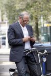 Amsterdam 22 augustus 2011
Job Cohen leest zijn mail op zijn mobiel tijdens fiestocht door de stad.
Peter Smulders bv