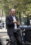 Amsterdam 22 augustus 2011
Job Cohen leest zijn mail op zijn mobiel tijdens fiestocht door de stad.
Peter Smulders bv