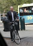 Amsterdam 22 augustus 2011
Job Cohen leest zijn mail op zijn mobiel tijdens fiestocht door de stad.
Peter Smulders bv