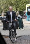 Amsterdam 22 augustus 2011
Job Cohen leest zijn mail op zijn mobiel tijdens fiestocht door de stad.
Peter Smulders bv