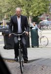 Amsterdam 22 augustus 2011
Job Cohen leest zijn mail op zijn mobiel tijdens fiestocht door de stad.
Peter Smulders bv