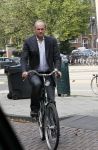 Amsterdam 22 augustus 2011
Job Cohen leest zijn mail op zijn mobiel tijdens fiestocht door de stad.
Peter Smulders bv