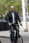 Amsterdam 22 augustus 2011
Job Cohen leest zijn mail op zijn mobiel tijdens fiestocht door de stad.
Peter Smulders bv
