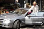 Amsterdam 17 augustus 2011
Robert jensen doet boodschappen met zijn mercedes cabrio.
Peter Smulders bv