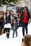 Amsterdam 4 september 2011
Grazia PC Catwalk op de pc hooftstraat. Vrouw Yes R met zoon
Peter Smulders bv