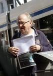 Amsterdam 13 september 2011
Youp van t hek leest krantje en staat op de tram te wachten.
Peter Smulders bv