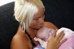 Den Haag 5 september 2012
Samantha de Jong (Barbie) en haar man Michael met hun baby dochter Angelina thuis in de babykamer.
Peter Smulders bv
