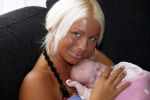 Den Haag 5 september 2012
Samantha de Jong (Barbie) en haar man Michael met hun baby dochter Angelina thuis in de babykamer.
Peter Smulders bv