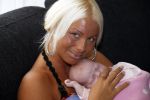 Den Haag 5 september 2012
Samantha de Jong (Barbie) en haar man Michael met hun baby dochter Angelina thuis in de babykamer.
Peter Smulders bv