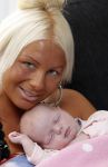 Den Haag 5 september 2012
Samantha de Jong (Barbie) en haar man Michael met hun baby dochter Angelina thuis in de babykamer.
Peter Smulders bv
