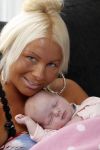 Den Haag 5 september 2012
Samantha de Jong (Barbie) en haar man Michael met hun baby dochter Angelina thuis in de babykamer.
Peter Smulders bv