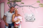 Den Haag 5 september 2012
Samantha de Jong (Barbie) en haar man Michael met hun baby dochter Angelina thuis in de babykamer.
Peter Smulders bv