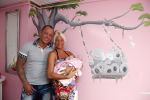 Den Haag 5 september 2012
Samantha de Jong (Barbie) en haar man Michael met hun baby dochter Angelina thuis in de babykamer.
Peter Smulders bv