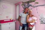 Den Haag 5 september 2012
Samantha de Jong (Barbie) en haar man Michael met hun baby dochter Angelina thuis in de babykamer.
Peter Smulders bv