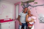 Den Haag 5 september 2012
Samantha de Jong (Barbie) en haar man Michael met hun baby dochter Angelina thuis in de babykamer.
Peter Smulders bv