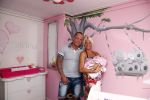 Den Haag 5 september 2012
Samantha de Jong (Barbie) en haar man Michael met hun baby dochter Angelina thuis in de babykamer.
Peter Smulders bv