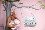 Den Haag 5 september 2012
Samantha de Jong (Barbie) en haar man Michael met hun baby dochter Angelina thuis in de babykamer.
Peter Smulders bv