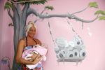 Den Haag 5 september 2012
Samantha de Jong (Barbie) en haar man Michael met hun baby dochter Angelina thuis in de babykamer.
Peter Smulders bv