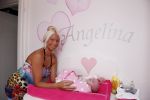Den Haag 5 september 2012
Samantha de Jong (Barbie) en haar man Michael met hun baby dochter Angelina thuis in de babykamer.
Peter Smulders bv