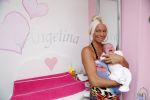 Den Haag 5 september 2012
Samantha de Jong (Barbie) en haar man Michael met hun baby dochter Angelina thuis in de babykamer.
Peter Smulders bv