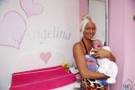 Den Haag 5 september 2012
Samantha de Jong (Barbie) en haar man Michael met hun baby dochter Angelina thuis in de babykamer.
Peter Smulders bv