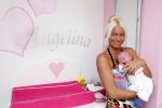 Den Haag 5 september 2012
Samantha de Jong (Barbie) en haar man Michael met hun baby dochter Angelina thuis in de babykamer.
Peter Smulders bv