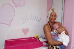 Den Haag 5 september 2012
Samantha de Jong (Barbie) en haar man Michael met hun baby dochter Angelina thuis in de babykamer.
Peter Smulders bv