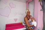 Den Haag 5 september 2012
Samantha de Jong (Barbie) en haar man Michael met hun baby dochter Angelina thuis in de babykamer.
Peter Smulders bv