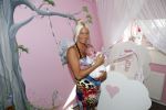 Den Haag 5 september 2012
Samantha de Jong (Barbie) en haar man Michael met hun baby dochter Angelina thuis in de babykamer.
Peter Smulders bv
