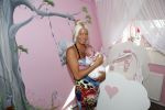 Den Haag 5 september 2012
Samantha de Jong (Barbie) en haar man Michael met hun baby dochter Angelina thuis in de babykamer.
Peter Smulders bv