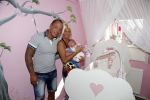 Den Haag 5 september 2012
Samantha de Jong (Barbie) en haar man Michael met hun baby dochter Angelina thuis in de babykamer.
Peter Smulders bv
