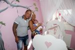 Den Haag 5 september 2012
Samantha de Jong (Barbie) en haar man Michael met hun baby dochter Angelina thuis in de babykamer.
Peter Smulders bv