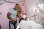 Den Haag 5 september 2012
Samantha de Jong (Barbie) en haar man Michael met hun baby dochter Angelina thuis in de babykamer.
Peter Smulders bv