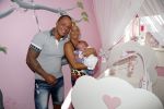 Den Haag 5 september 2012
Samantha de Jong (Barbie) en haar man Michael met hun baby dochter Angelina thuis in de babykamer.
Peter Smulders bv