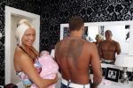 Den Haag 5 september 2012
Samantha de Jong (Barbie) en haar man Michael met hun baby dochter Angelina thuis in de babykamer.
Peter Smulders bv