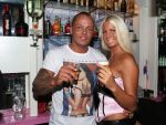 Den Haag, 14 September 2012
Opening Bar van Barbie
Barbie (Samantha en Michael) voor en achter hun nieuwe bar
Foto Peter Smulders BV