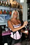 Den Haag, 14 September 2012
Opening Bar van Barbie
Barbie (Samantha en Michael) voor en achter hun nieuwe bar
Foto Peter Smulders BV