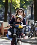 Amsterdam 1 september 2012
Birgit Schuurman met zoon Chico op de fiets.
Peter Smulders bv