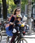 Amsterdam 1 september 2012
Birgit Schuurman met zoon Chico op de fiets.
Peter Smulders bv