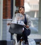 Amsterdam 7 september 2012
Trijntje Oosterhuis op de fiets met Edsilia Rombley en haar dochtertje.
Peter Smulders bv
