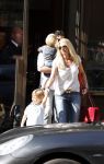 Amsterdam 28 augustus 2012
Ellemieke Vermolen en haar man Sergio Herman doen boodschappen op de pc hooftstraat met hun kinderen.
Peter Smulders bv